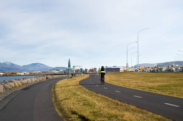 Estrada ou caminho grama verde maneira com ciclista em bicicleta. Cultura e infraestrutura de ciclismo. Transporte de bicicleta maneira fácil. Estrada para ciclismo ou andar de bicicleta. Transporte confortável país escandinavo — Fotografia de Stock