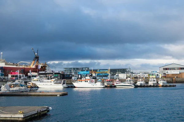 Reykjavik, Islandia - 13 de octubre de 2017: zona marina y costera con vista al puerto marítimo. Viaje en barco. Servicio de tráfico marítimo. No contaminar solo cuidar el medio ambiente marino — Foto de Stock