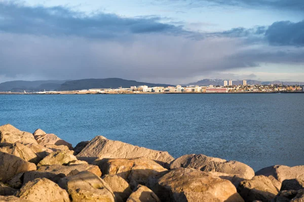 Pobřežní obrana a opevnění. Kamenitá vlnolama v moři. Vlnolamy obklopují doky, přístavy a laguny. Koncept vlnolamu. Skandinávská vlnobití. Pier sea fortification — Stock fotografie