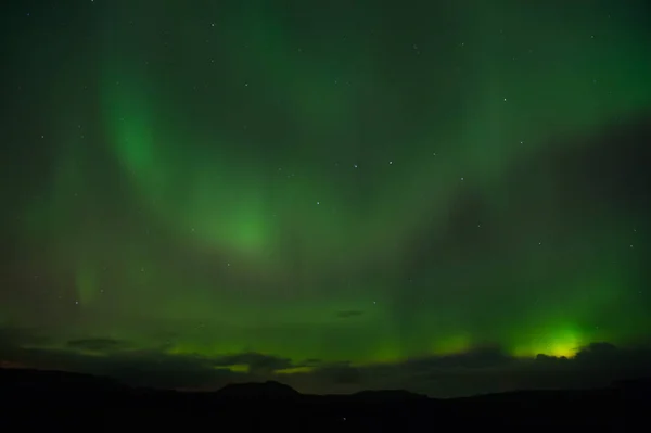 O melhor lugar para ver a aurora boreal. Milagres da natureza. Céu escuro de Aurora. Fenômenos naturais incríveis. Quando é a melhor altura para ver as luzes do norte. Lugar para ver as luzes do norte. Céu negro claro do norte com estrelas — Fotografia de Stock