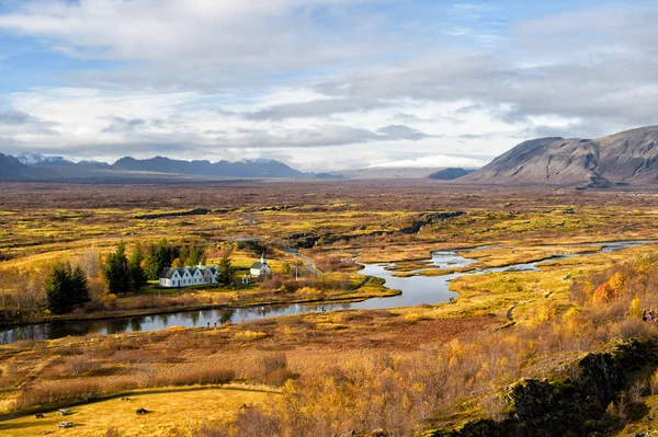 아이슬란드에서 Haukadalur 골짜기입니다. 강 계곡에 아름 다운 풍경입니다. 평화로운 자연 환경에서 작은 건물. 계곡에는 화창한가 날 흐린 하늘을 풍경입니다. 골짜기의 놀라운 아름다움 — 스톡 사진