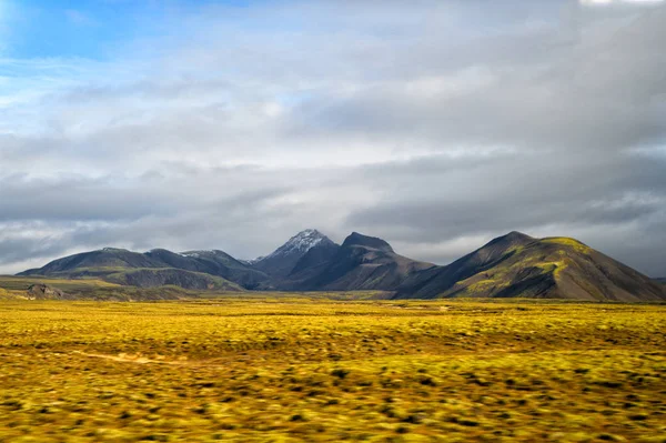 Concetto di Highlands of Iceland. Valle di Haukadalur in Islanda. Bellissimo paesaggio a valle. Ambiente naturale tranquillo. Paesaggio valle soleggiato giorno d'autunno cielo nuvoloso. Incredibile bellezza della valle — Foto Stock