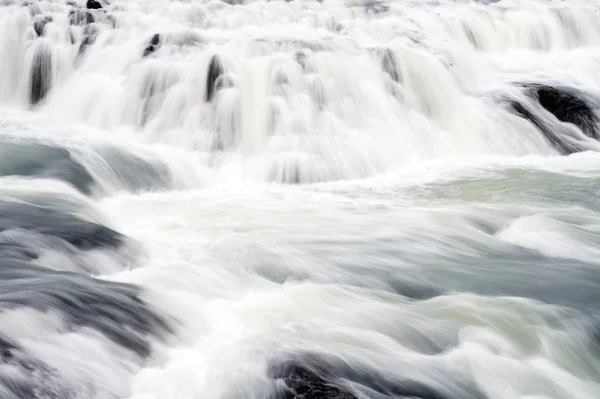 Cascada Gullfoss situada en el río Cañón al suroeste de Islandia. Flujos de agua. Cascada naturaleza paisaje. Concepto de destinos turísticos. Catarata atracción turística popular. Cascada rápida del río —  Fotos de Stock