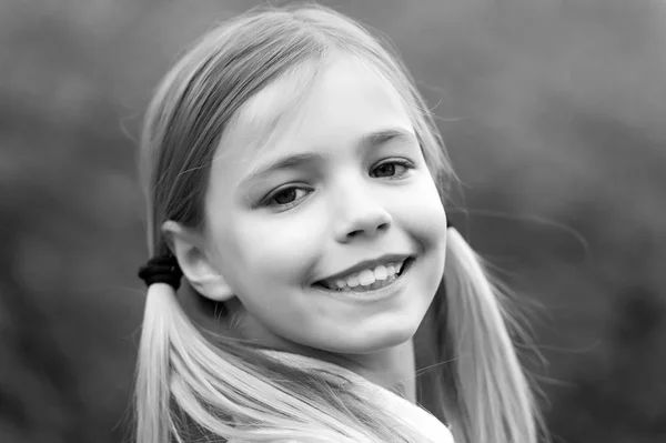 Niña sonrisa en el fondo natural, la infancia — Foto de Stock