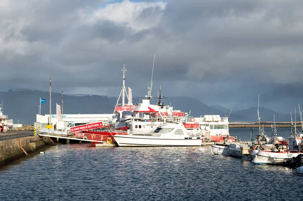 Reykjavik, Islandia - 14 de octubre de 2017: barcos atracados en el puerto. Viaje en barco. La mejor manera de ver el puerto natural. Viajar en lujo — Foto de Stock