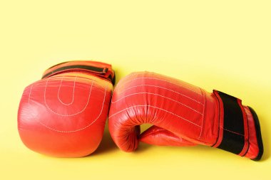 Sarı izole güreş için kırmızı boks eldivenleri