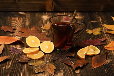 Sonbahar ılık içecek konsepti. Bir fincan siyah çay ve kaşık.