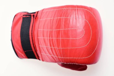 Beyaz izole kırmızı boks eldiveni. Spor ve savaş sanatları concep