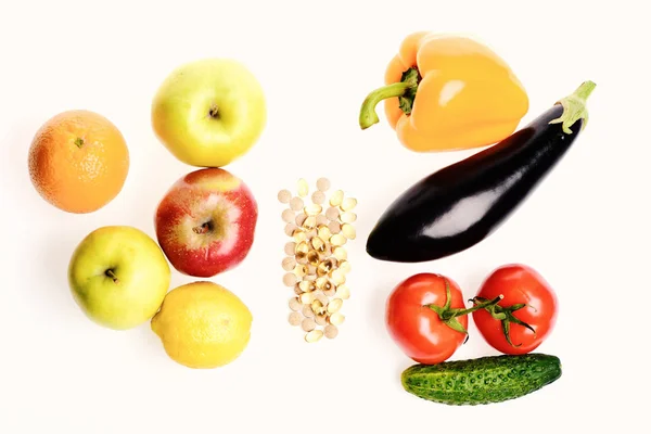 Aceite de pescado, frutas y verduras aisladas sobre fondo blanco . —  Fotos de Stock