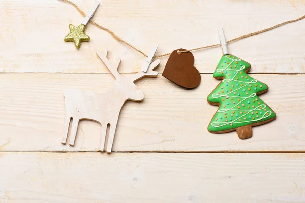 Ciervo de madera cerca de papel corazón, estrella y árbol —  Fotos de Stock