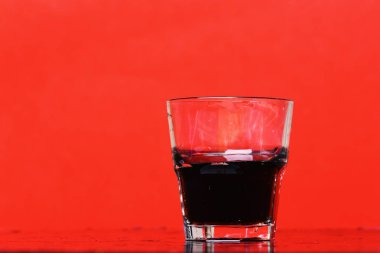 Cam kırmızı bir arka plan, kopya spac viskiyle için iç