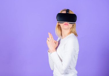 Kadın silah hareketi ile. Büyüleyici etkileşim sanal gerçeklik. Kadın başa takılı ekran menekşe arka plan. Sanal gerçeklik atış poligonu. Kız katil teknoloji vr kulaklık oynamak shooter oyunu