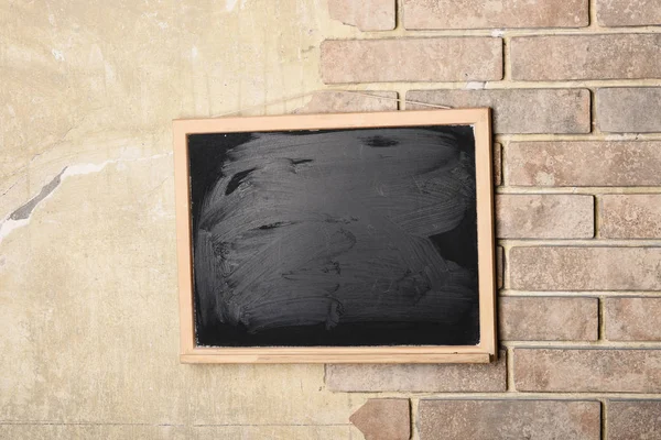 Tableau noir avec place pour le texte sur brique et fond texturé — Photo