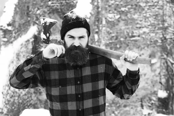 英俊的人或伐木工, 胡子的时髦与胡须曲折的胡子在雪地森林中持有斧头在冬季户外自然背景 — 图库照片