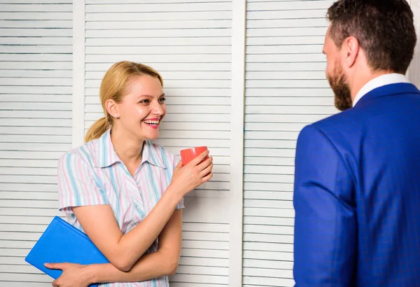 Conversation between colleagues. Boss and worker discuss working plan. Relations at workplace. Friendship and personal attitude to employee. Office coffee break. Colleagues spend time coffee break — Stock Photo, Image