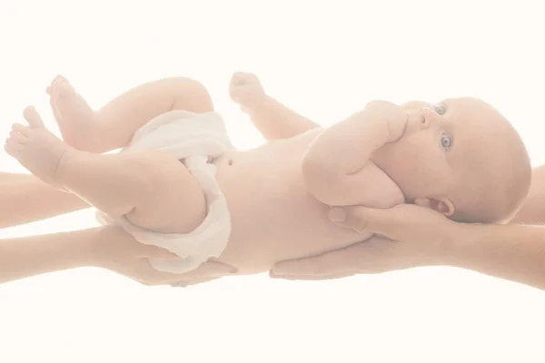 Nyfödd flicka med änglalika ansikte ligger på överordnade händer. — Stockfoto