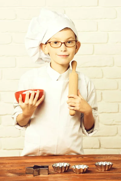 Genç Çocuk Küçük Sevimli Aşçı Şef Beyaz Üniforma Kek Tuğla — Stok fotoğraf