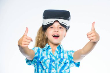 Vr gözlüklü çocuk kız. Küçük oyun kavramı. Çocuk modern cihaz ile sanal oyun oynamak. Sanal fırsat keşfedin. En yeni çocuk sanal gerçeklik oyunları. Sanal gerçeklik her yaş için eğlencelidir