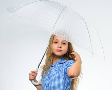 En iyi aksesuar kavramı düşmek. Yağmurlu günler şemsiye aksesuar ile keyfini çıkarın. Sonbahar havanın tadını çıkarmak. Sonbahar hoş hava yağmurlu. Kız çocuk hazır Güz hava şeffaf şemsiye beyaz arka plan ile tanışın