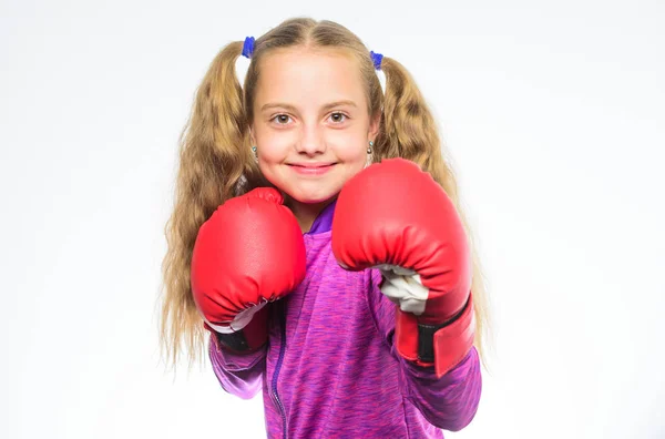 Понятие самозащиты. Девушка-боксер знает, как себя защитить. Девочка сильная в боксёрских перчатках позирует на белом фоне. Она готова защищаться. Спортивное воспитание для девочек. Феминистское движение — стоковое фото