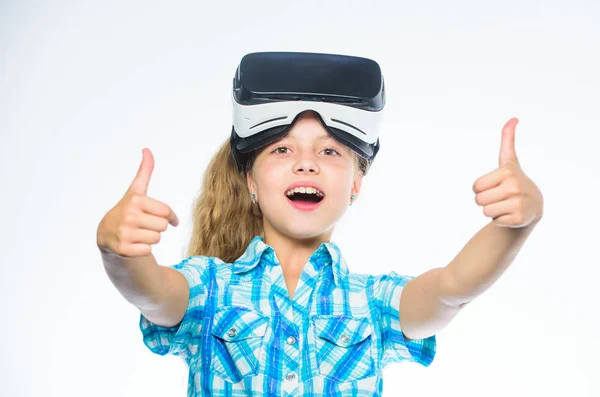 Gyerek lány vr szemüveg. Kis gamer koncepció. Gyermek játszani a virtuális játékok, modern berendezéssel. Fedezze fel a virtuális lehetőséget. Legújabb gyerekek virtuális valóság játékok. Virtuális valóság az szórakozás minden korosztály számára — Stock Fotó