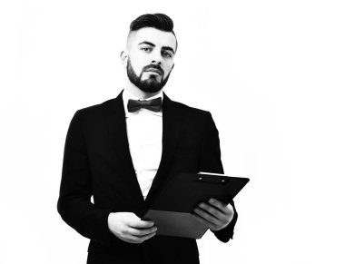 Kendine güveni tam bir işadamı ya da komisyoncu.