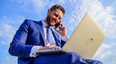 Satış Müdürü sorumlulukları. Adam resmi uymak ile laptop telefonda konuşuyoruz. Dalga köpüğü enterne istemciye konuşurken iş adamı. Ultimate guide olma satış lideri. İrtibatta kalmak