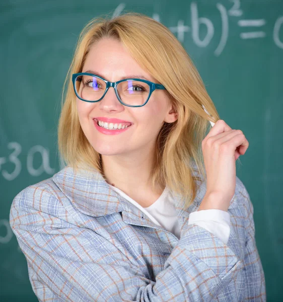 Principles can make teaching more effective and more efficient. Woman teaching near chalkboard. Effective teaching involve acquiring relevant knowledge about students. What make great teacher — Stock Photo, Image