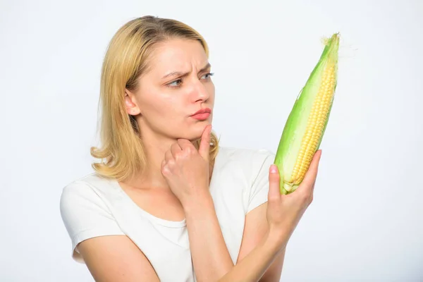 Concepto de agricultura y cultivos de otoño. Mujer mantenga mazorca de maíz amarillo sobre fondo blanco. La chica tiene maíz maduro en la mano. Alimentos vegetarianos y saludables productos orgánicos naturales. Concepto de cosecha de maíz —  Fotos de Stock