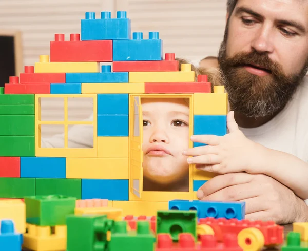 아버지와아 들은 건축 현장을 내다본다. — 스톡 사진