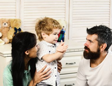 Anne ve oğlu baktılar yüzleri ile iletişim.