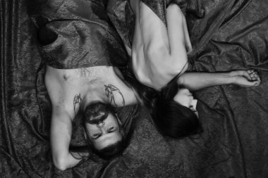 Sakal ve güzel Bayan yalanlarla ciddi bir yüz olan adam