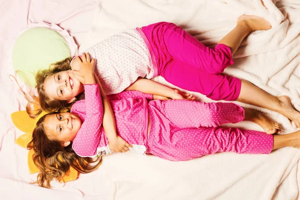 Liseli kızlar komik yastıklı pijama partisi yaparlar. — Stok fotoğraf
