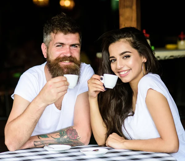 Casal apaixonado beber café expresso preto no café. Boa pausa para o café. Casal desfrutar de café quente. Beber café preto tem inúmeros benefícios para a saúde carregados de antioxidantes e nutrientes — Fotografia de Stock