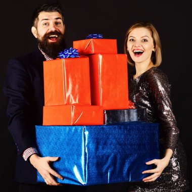 Kız ve sakallı adam neşeli yüzler ve hediye kutuları