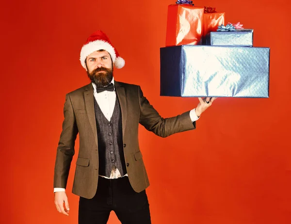 Manager con barba e mucchio di regali di Natale — Foto Stock