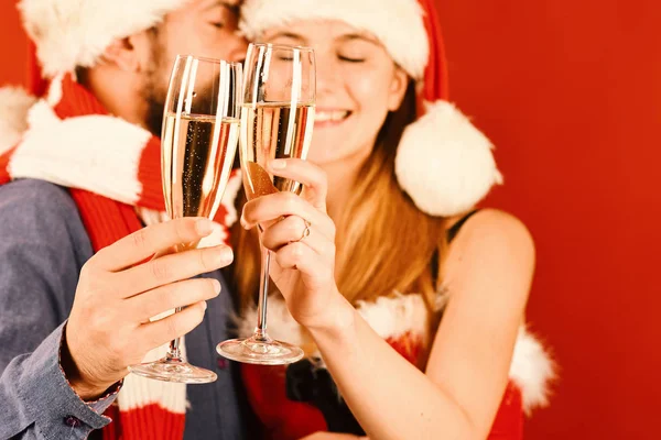 Άγιος Βασίλης και σέξι κορίτσι με ποτά. Κύριος και κυρία Κλάους — Φωτογραφία Αρχείου