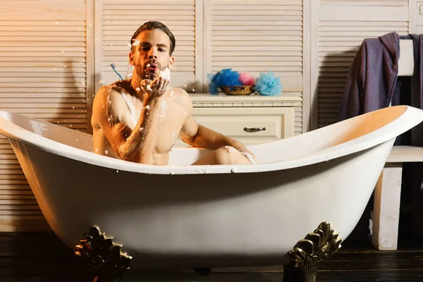 Seksualiteit en ontspanning concept: man met baard nemen bad — Stockfoto