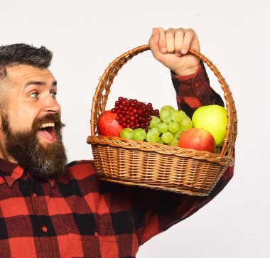 Adam kendi ekinlerini biçiyor. Çiftçilik ve sonbahar ürünleri kavramı.