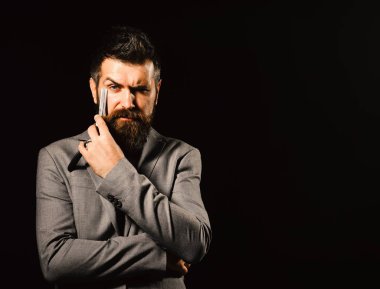 Berber dükkanında duran resmi takım elbiseli adama yaklaş.