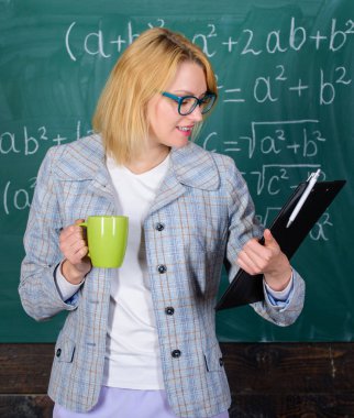 Dinlenmek için zaman. Öğretmen çay veya kahve içmek ve pozitif ol. Rahat ve olumlu için zaman bulmak. Olumlu tutum çalışmaya devam et. Kadın çay Kupası kara tahta arka plan ile. Tükenmişlik kavramı önlemek