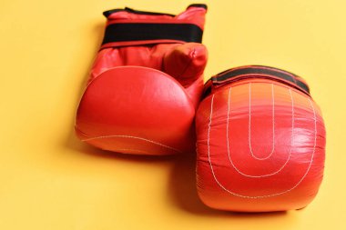 Bir çift boks eldiveni yan yana yatar..