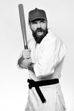 Aç gözlü karateci yeşil beyzbol sopasını tutuyor..