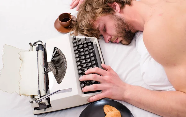 Při zápisu knihy usnete autor rozcuchané vlasy. Workoholik usnout. Muž s psací stroj spánku. Vyčerpávající povolání. Ospalý muž ležel lůžkoviny při práci. Spisovatel používá staré staromódní psací stroj — Stock fotografie
