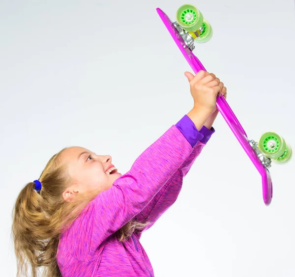 子供のための最高の贈り物。子供の長い髪は、ペニーのボードを運ぶ。毎日スケーターのプラスチック スケート ボード。子供は、ペニーのボードを保持します。偉大に見える、偉大な乗り物もスケート ボードを選択します。彼女の夢のペニー ボード — ストック写真
