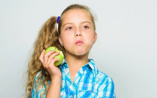 Η καλή διατροφή είναι απαραίτητη για την καλή υγεία. Παιδί κορίτσι φάτε φρούτα πράσινο μήλο. Βιταμίνη διατροφή έννοια. Λόγοι για να τρώτε μήλο κάθε μέρα. Θρεπτικό περιεχόμενο της apple. Μήλο την ημέρα κάνει τον γιατρό μακριά — Φωτογραφία Αρχείου
