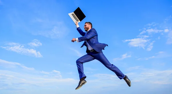 Бизнесмен формальный костюм летать в воздухе с ноутбуком синий фон неба. Небесная онлайн поддержка. Крупные интернет-провайдеры повышают качество связи. Бизнесмен летает в небе как ангел. Божественный руководитель — стоковое фото