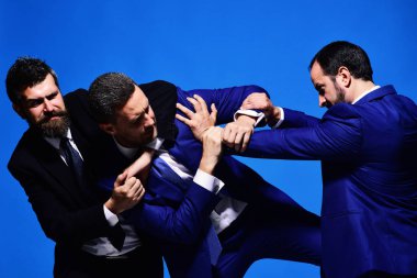 İş çatışması ve tartışma konsepti. Şirket liderleri liderlik için savaşıyor