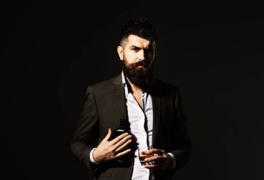 İçki içen sakallı şarap garsonu. Parti ve içki konsepti