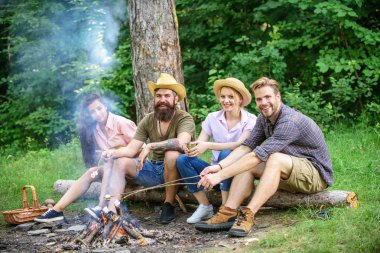 Kavurma Marshmallow Barbekü. Arkadaşlarım boş zaman hafta sonu zammı Barbekü Orman Doğa arka plan harcamak. Arkadaşlar hafta sonu Barbekü ormandaki tadını çıkarın. Şirket arkadaşlar piknik ya da barbekü şenlik ateşi yakın